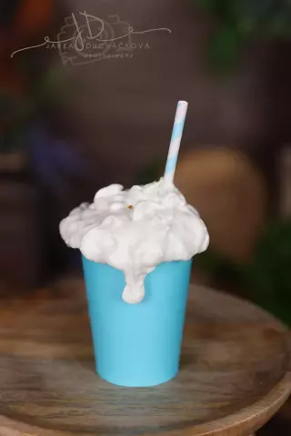 Kelímek modrý se šlehačkou