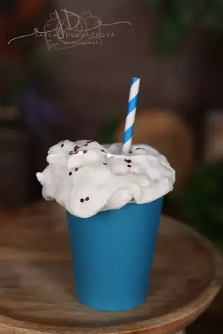 Kelímek se šlehačkou modrý