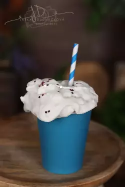 Kelímek se šlehačkou modrý