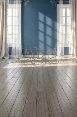 SPOJENÉ - Stěna s okny 10